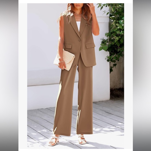 Women’s sleeveless suit and wide pant set - Picture 4 of 8